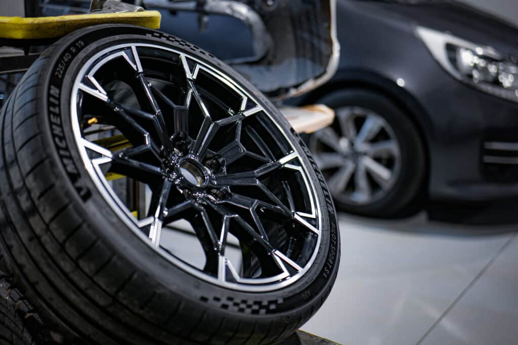 Pneu Michelin Pilot Sport 5 neuf sur jante noire et argent, taille 225/40 R 19 EXTRA LOAD, en garage automobile.